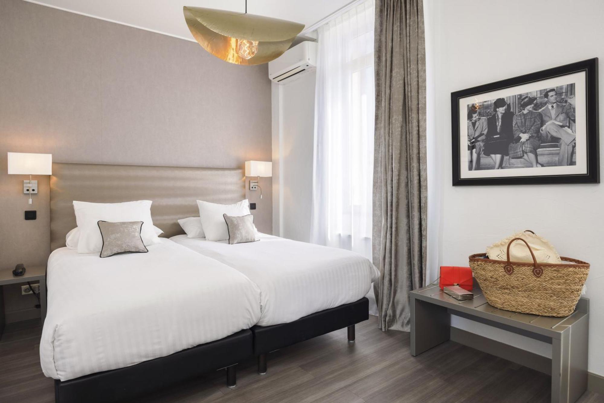 Deluxe Room with One Queen and One Single Bed - Non-Smoking