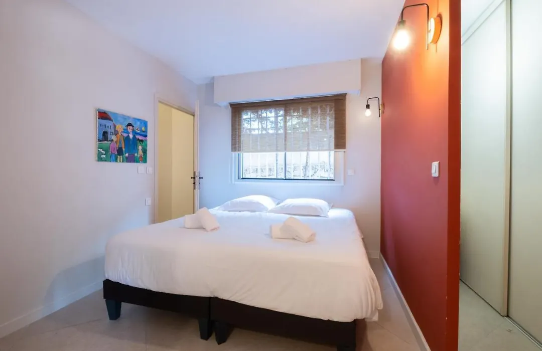 3P Garden-Level Apartment Residence With Pool-1