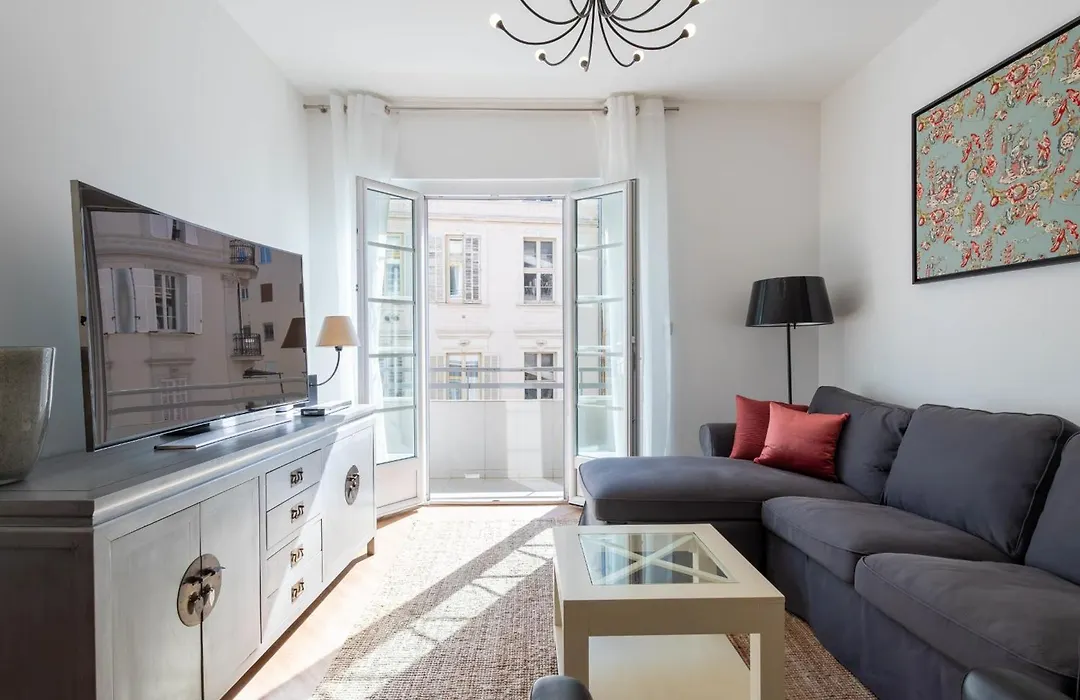3-Br Apartment In The Golden Square-1