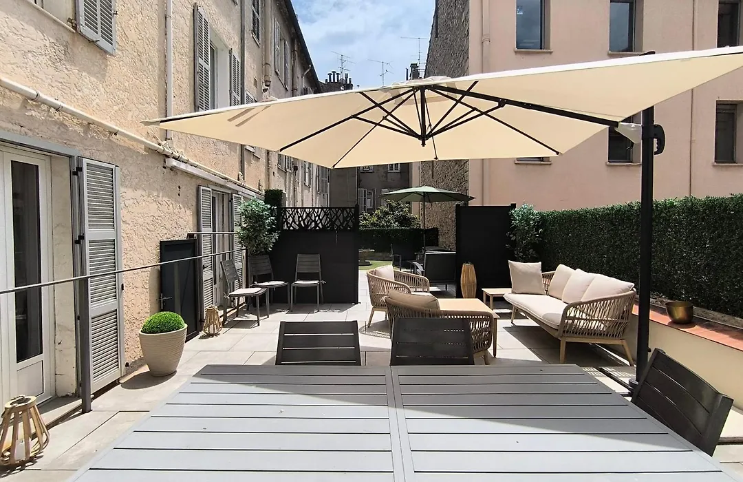 Cannes Spacious 4 Bedroom Apartment With Sunny Terrace-1