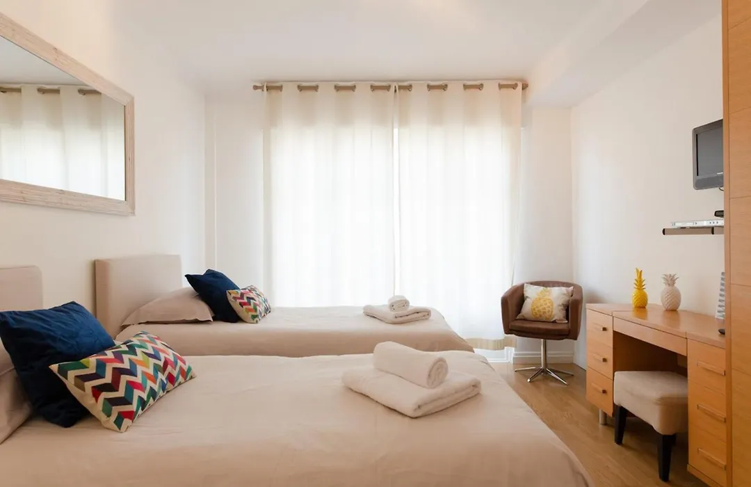 2-Br Apartment 2 Min From The Beaches-1