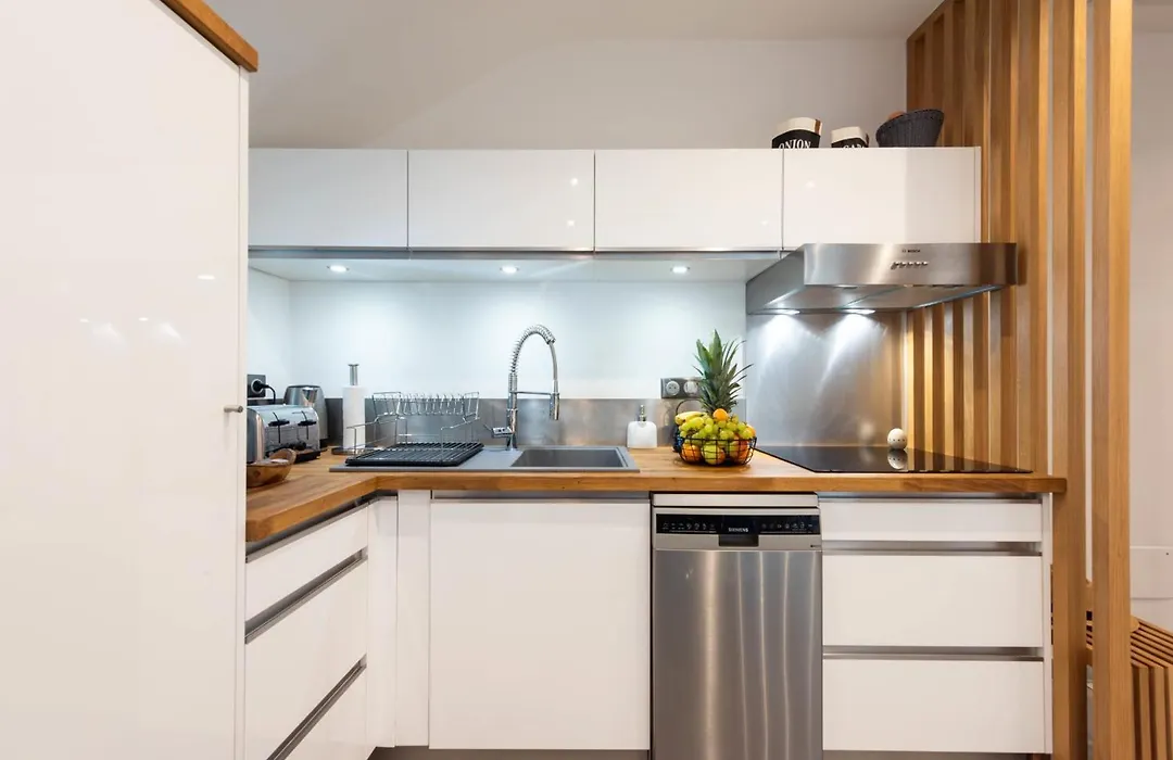 Cozy 2-Br Apartment 1 Min From The Beaches-1