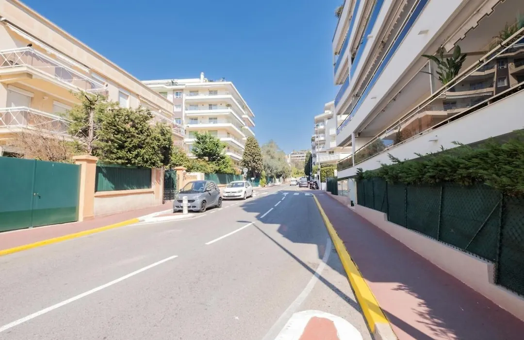 Stylish 2-Br Apartment Steps From The Croisette-1