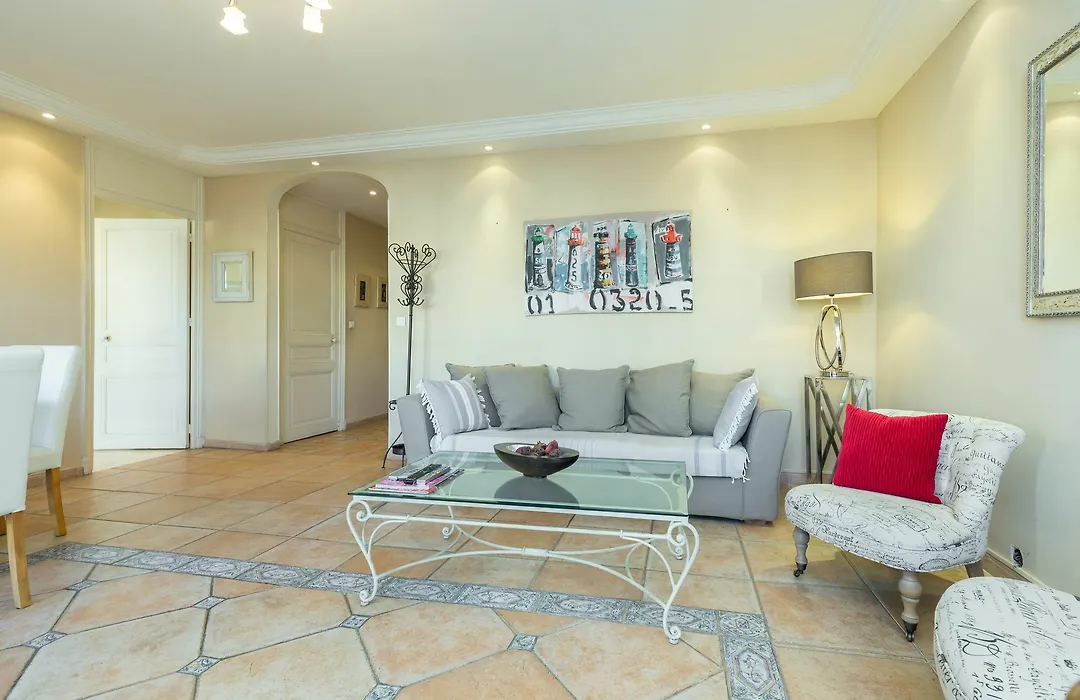 Lovely 2 Bed 2 Bath Apartment In Cannes On Rue Antibea Easy Walk To The Palais 224-1