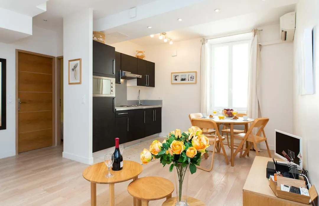 Le Cosy Yourhosthelper-1