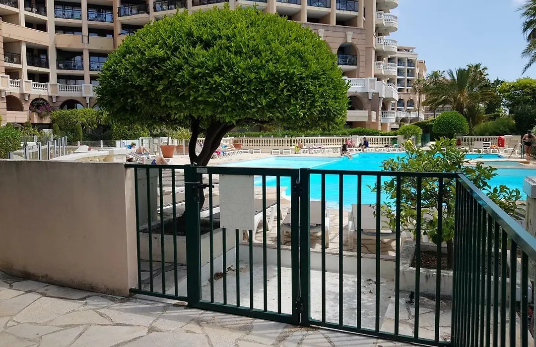 Agreable Appartement Dans Une Residence De Vacances Avec Terrasse Et 2 Piscines, Au Bord De La Plage Du Midi-1