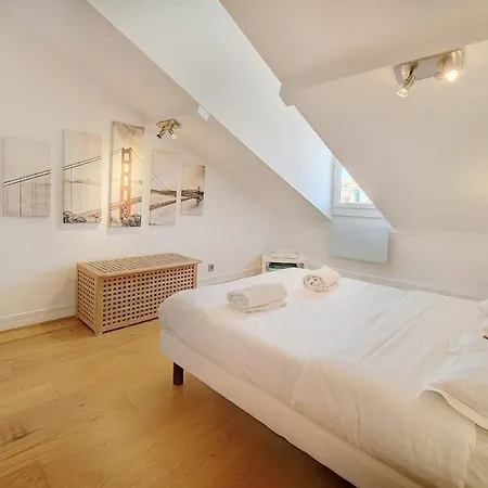 Upstays Attic 63M2 Apartment Palais Center-3