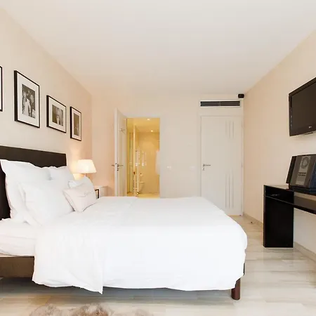 Carlton Area Chic 2 Bedrooms 2 Baths-3