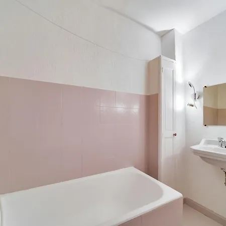 Upstays Meynadier Center 41M2 Apartment-3