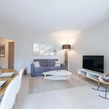 3P Garden-Level Apartment Residence With Pool-2