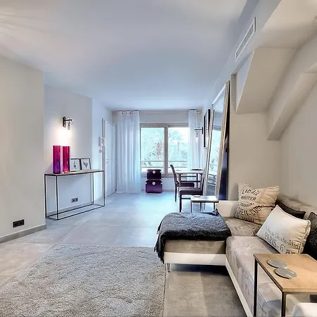 Ref 1135 - Large Studio On The Croisette-3