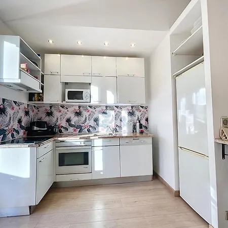 Cannes Close Centre 2 Bedroom 2 Bath Mezzanine & Balconies Exceptional Rating Ideal Families Easy Parking By Olam Properties-3