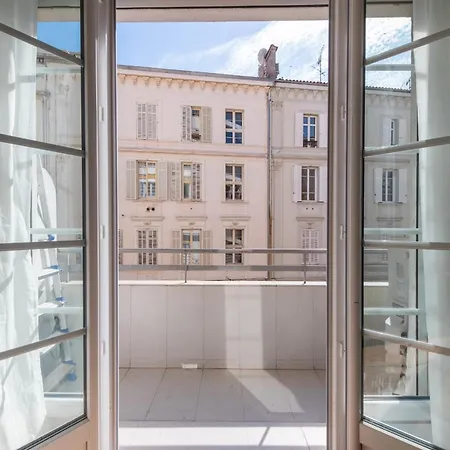 3-Br Apartment In The Golden Square-2