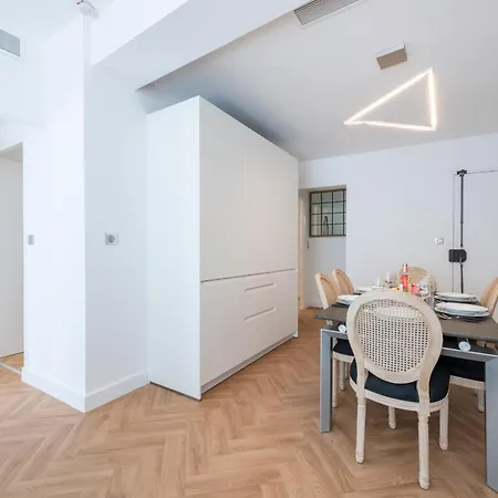 3-Br Apartment In The Golden Square-3