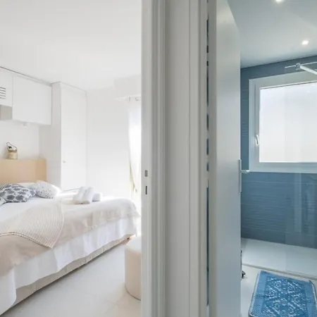 Stylish 2-Br Apartment Steps From The Croisette-3