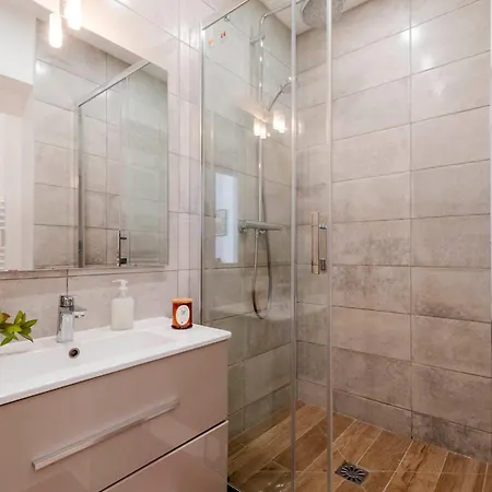Prime Location Hyper Center Ideal For Couples & Families - Walk Everywhere -By Totolulucannes-2