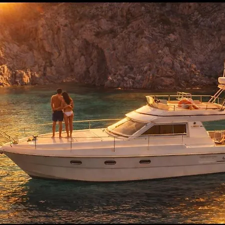 Ferretti 36 ' Bateau à Quai Vieux-Port Cannes Festival La Croisette-3