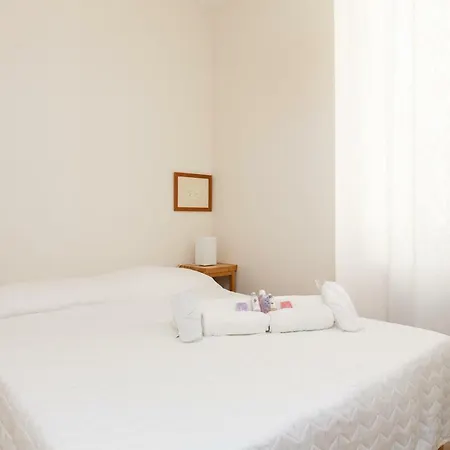 Le Cosy Yourhosthelper-3
