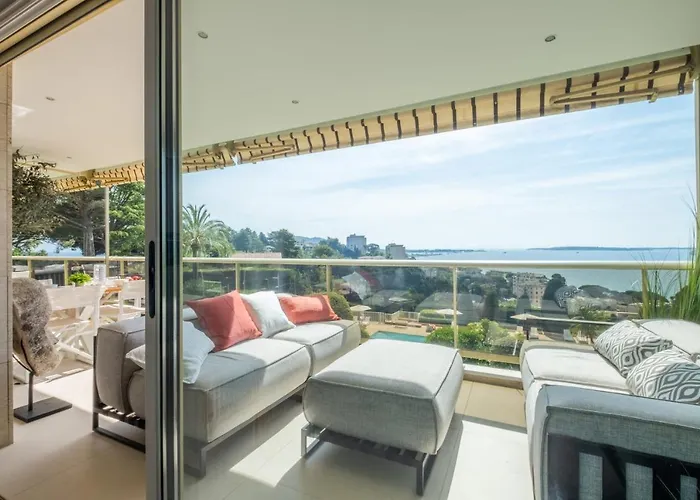 Elegant 3-Room Apartment With Terrace Pool & Island Views Cannes
