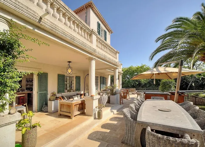 Leader Large Contemporary Villa With Luxurious Design, Pool And See View Cannes