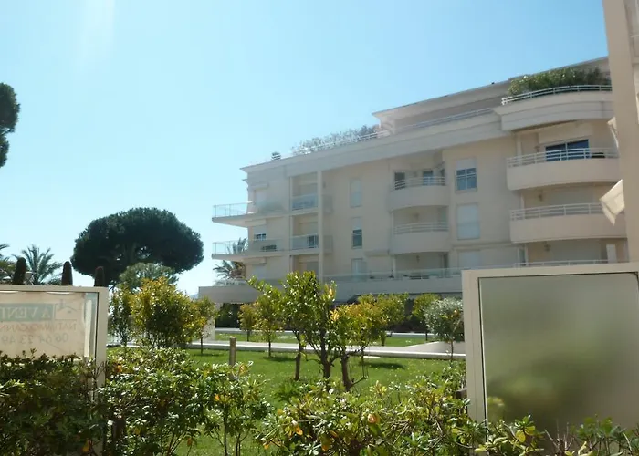 Stunning 2 Bed, 2 Bath Apt On The Cannes Sea Front Has Swimming Pool And Is A Secure Modern Building 464