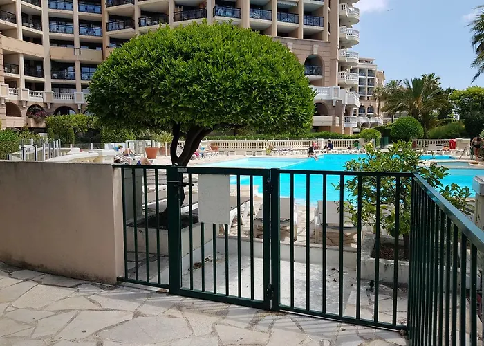 Agreable Appartement Dans Une Residence De Vacances Avec Terrasse Et 2 Piscines, Au Bord De La Plage Du Midi Cannes